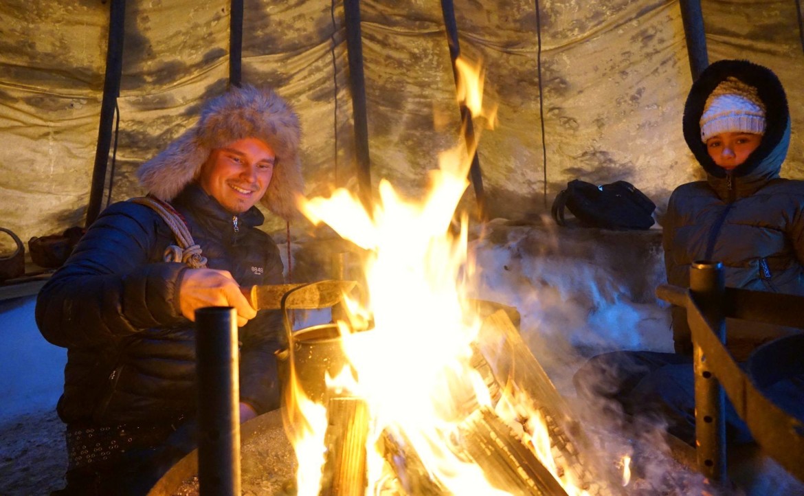 Vuurtje maken in de winter in Zweden Vuurtje maken in de winter in Zweden