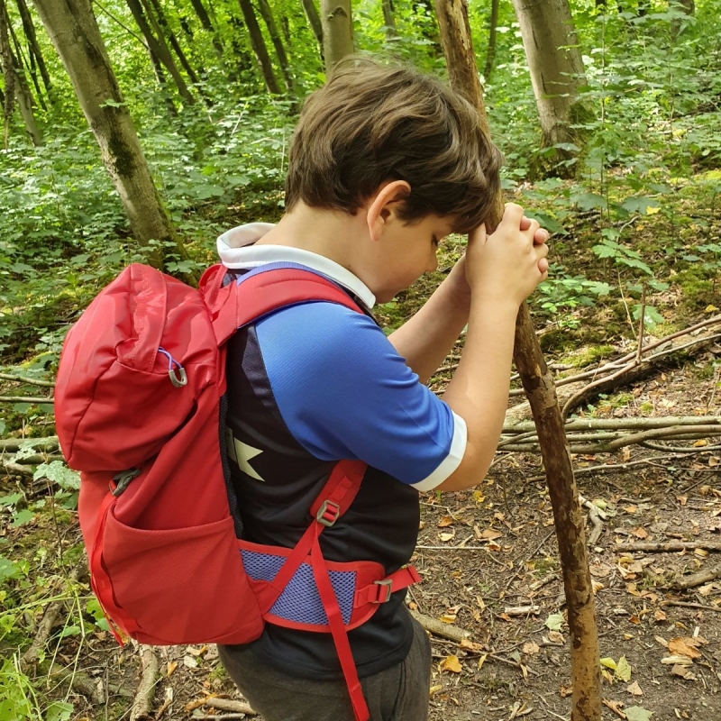 kleuter draagt een kleine kinderrugzak tijdens vakantie