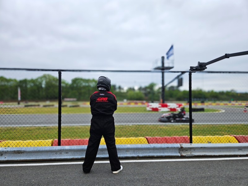 Deelnemer kijkt naar het circuit bij Circuit Park Berghem