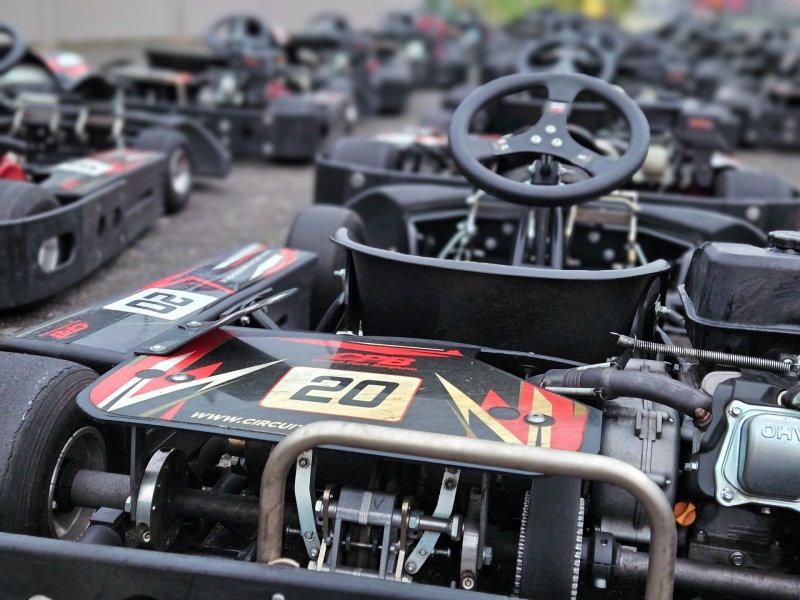 Kart nummer 20 klaar in de pit bij Circuit Park Berghem