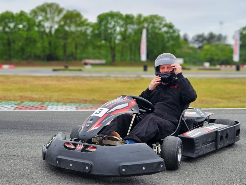 Deelnemer zet helm vast in kart bij Circuit Park Berghem