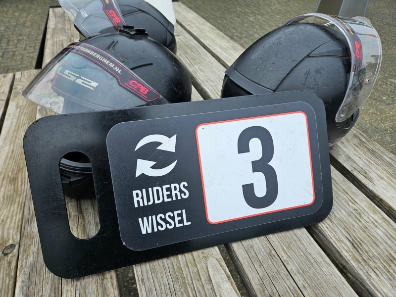 Rijderswissel bord 3 met helmen Circuit Park Berghem
