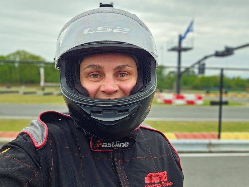 Deelnemer in helm bij Circuit Park Berghem klaar voor 2 uurs race