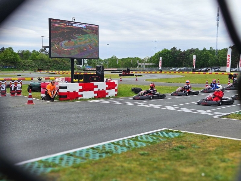 Start/finish en groot scherm bij 2 uurs race Circuit Park Berghem