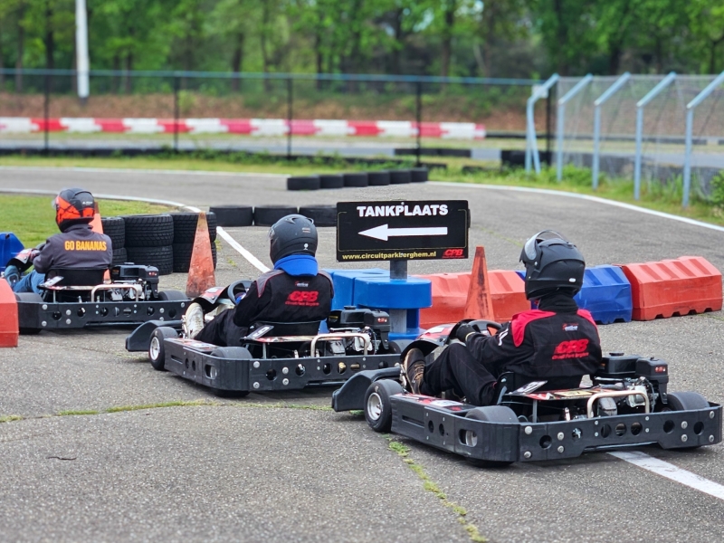 Karts richting tankplaats tijdens 2 uurs race Circuit Park Berghem
