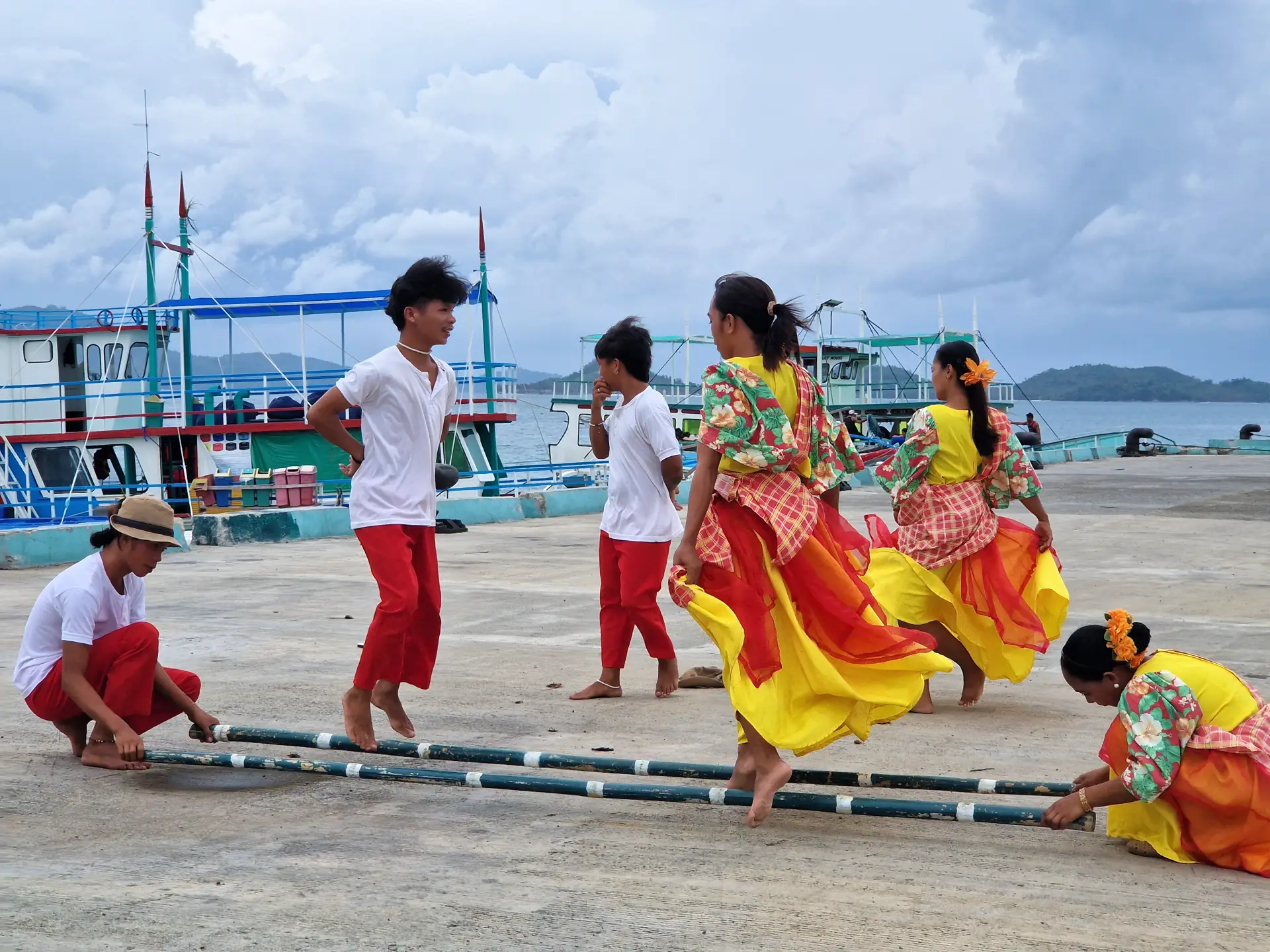 Traditionele dans bij aankomst in El Nido na de expeditie
