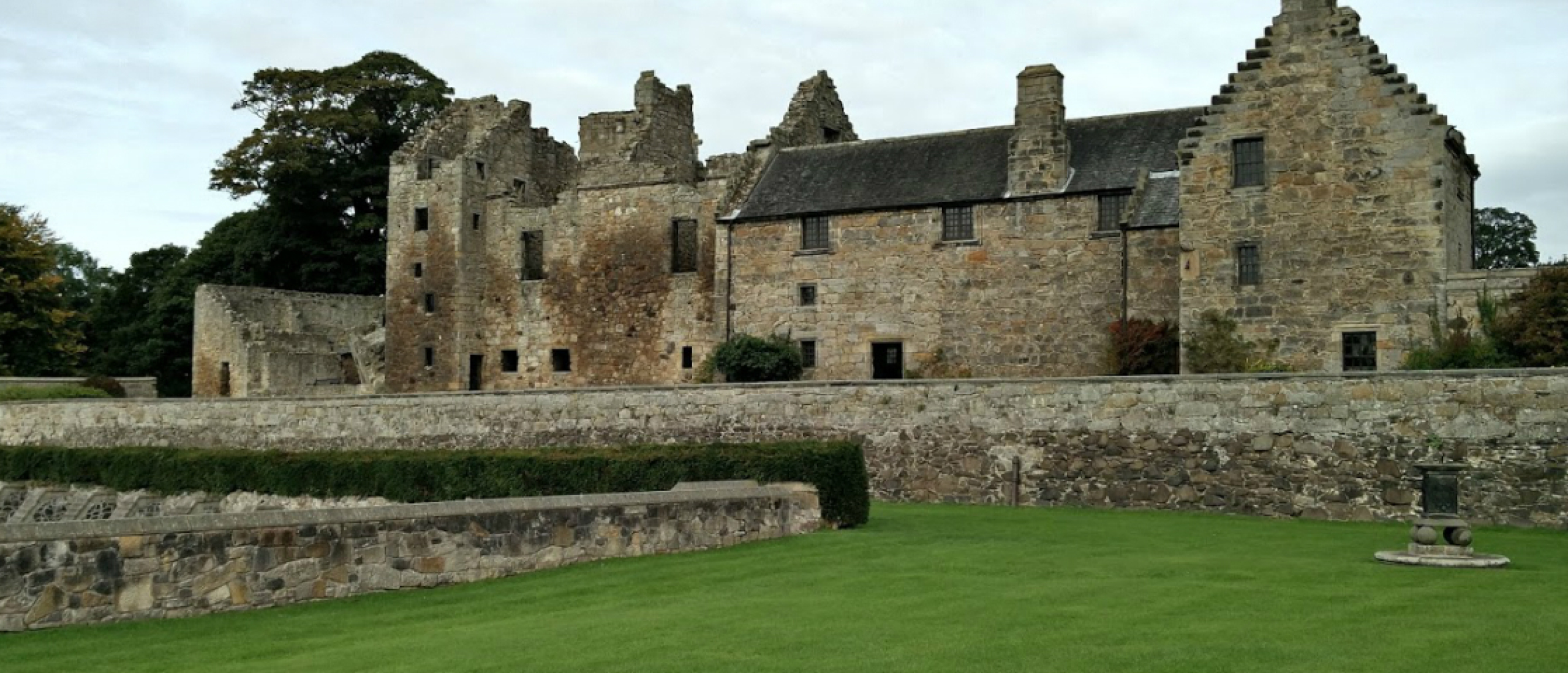 Aberdour Castle, achter de schermen van Outlander