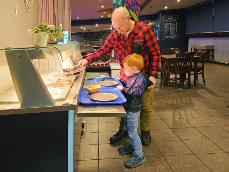 a&o Hostel in Edinburgh ontbijt met kleuter