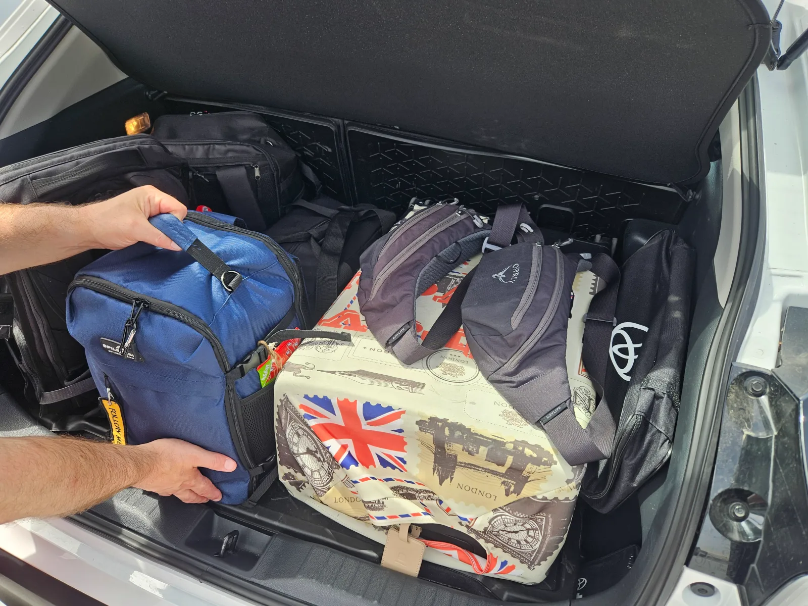 Bagage in de huurauto tijdens onze roadtrip door Italië