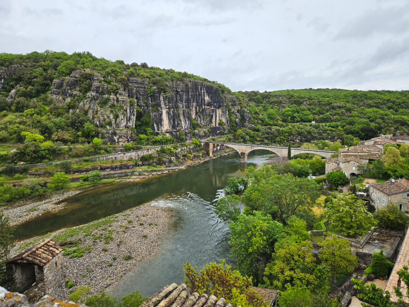 Uitzicht over Balazuc in de Ardèche tijdens gezinsvakantie