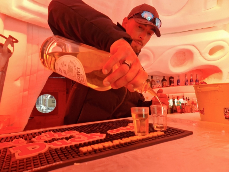 Bar in iglo van ijs