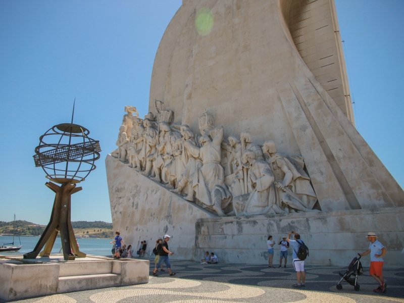 Monument van de Ontdekkingen in Belém met kinderen