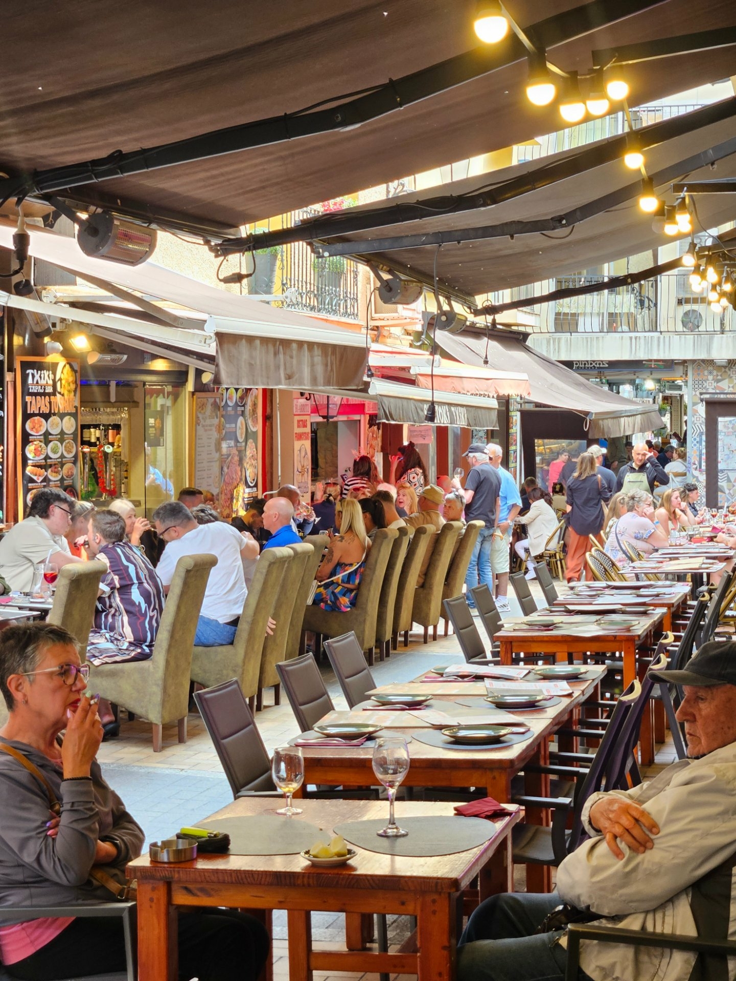 Benidorm tapas alley Costa Blanca Tapas en pintxos eten in de oude stad van Benidorm met kinderen