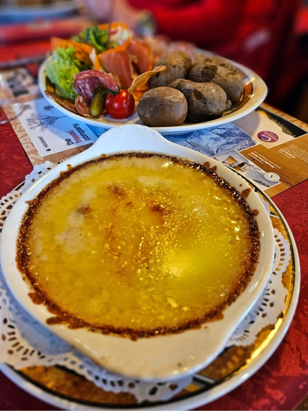 Berthoud ovenschotel met gesmolten Abondance kaas geserveerd met aardappels