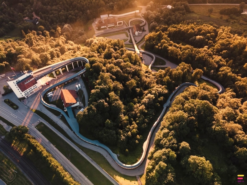 Luchtbeeld van de bobsleebaan van Sigulda, een bijzondere stop tijdens een reis door Gauja Nationaal Park.