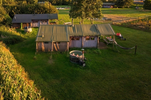 BoerenBed De Kalverweide tent zonsondergang