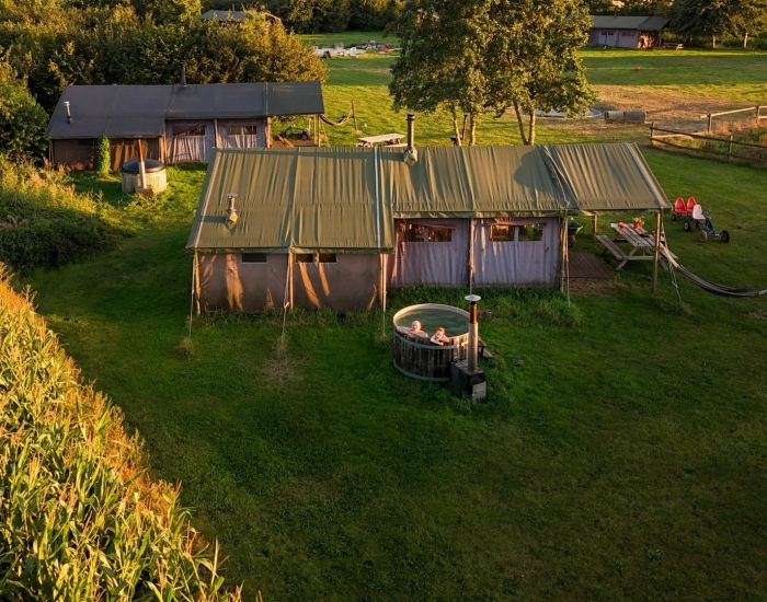 BoerenBed De Kalverweide tent zonsondergang