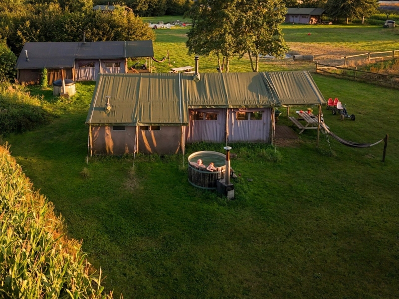 BoerenBed De Kalverweide tent zonsondergang BoerenBed De Kalverweide tent zonsondergang