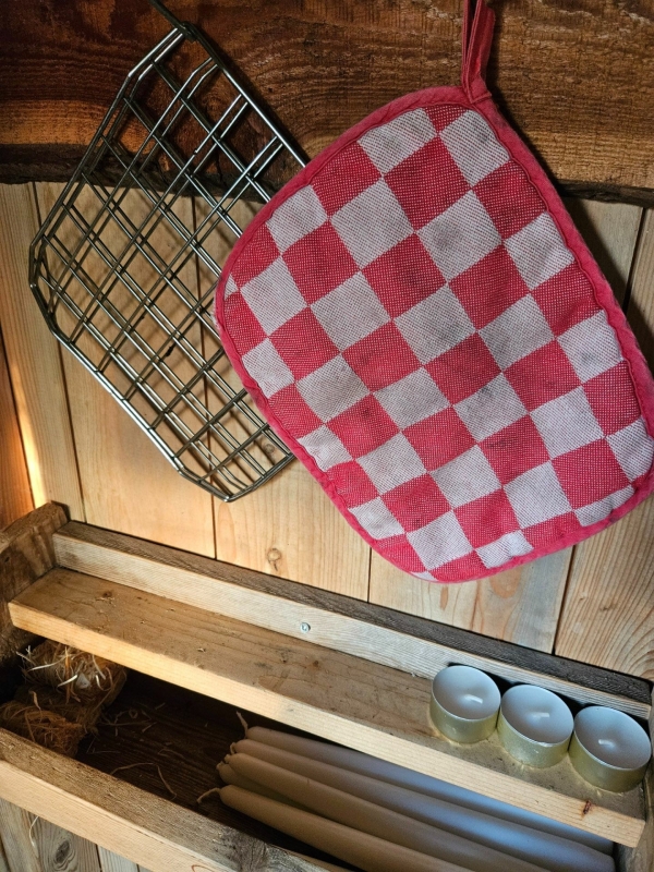 Keukendetails in de safaritent van BoerenBed, zoals pannenlap en kaarsen