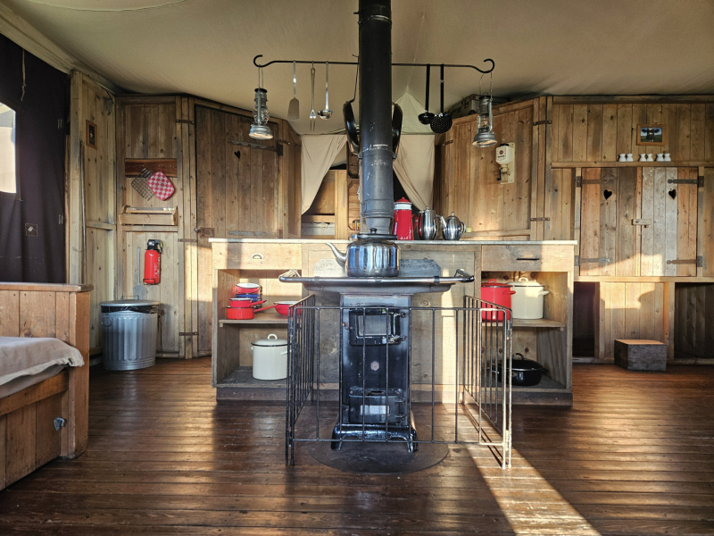 Keukenspullen in de safaritent van BoerenBed, klaar om te koken op de houtkachel