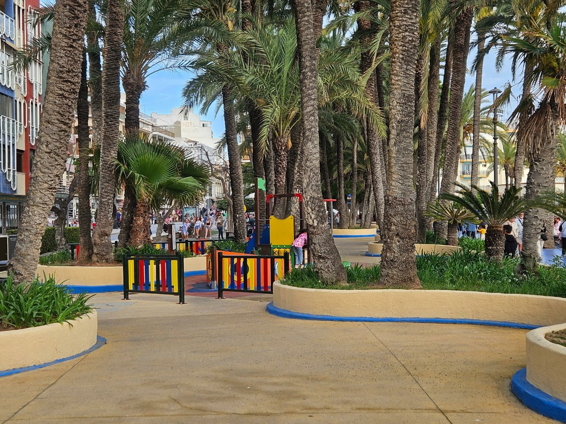 Boulevard bij Poniente Beach in Benidorm Ruime boulevard bij Poniente Beach in Benidorm