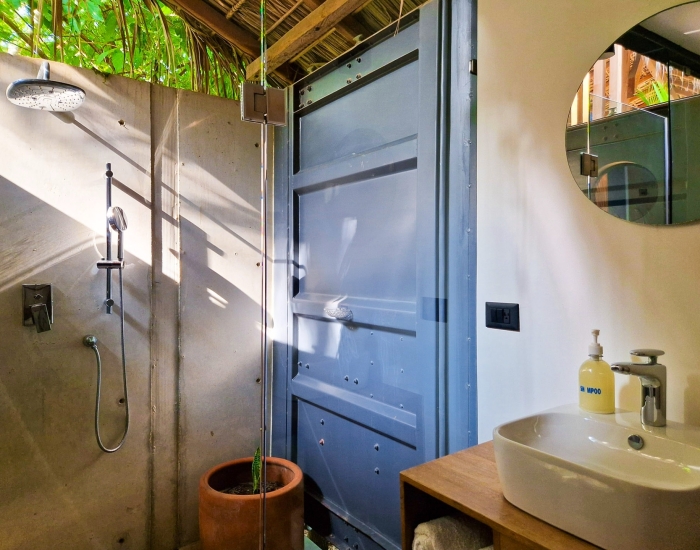 Buitendouche bij H20 Container Cabins San Agustinillo Buitendouche bij H20 Container Cabins San Agustinillo