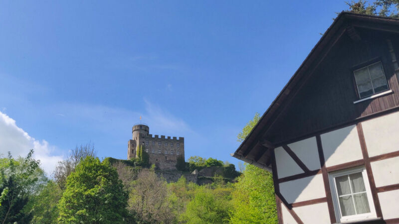 Burg Pyrmont met kinderen in de Eifel