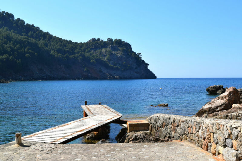 Kiezelstrand Cala Tuent Mallorca: strandstop met kinderen in een rustige baai