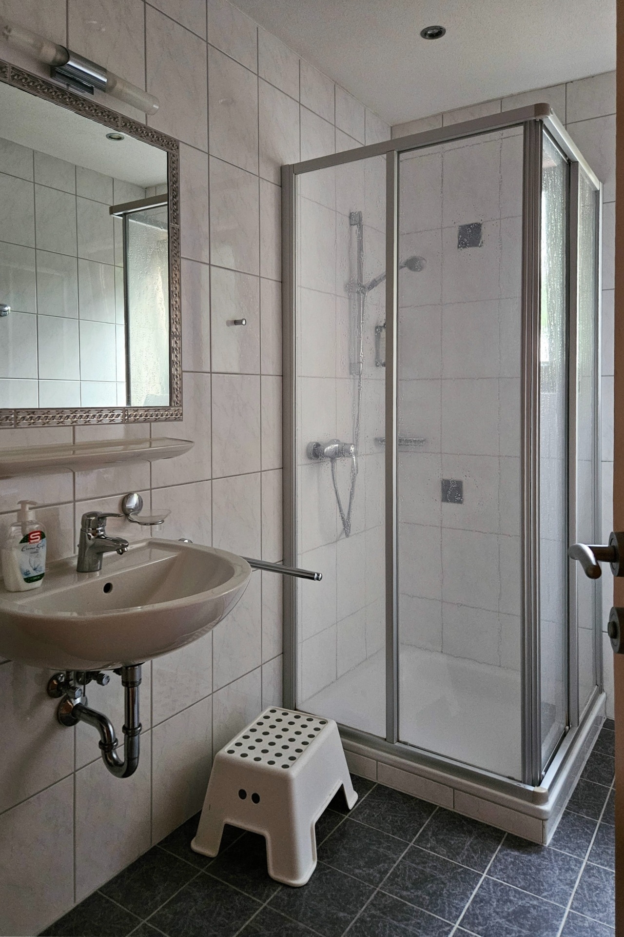 Campingdorf Hofer chalet badkamer
