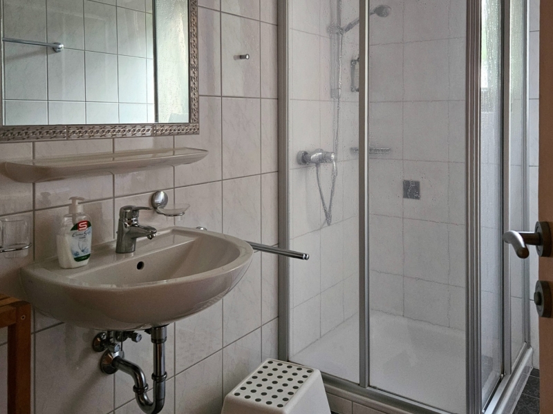 Campingdorf Hofer chalet badkamer