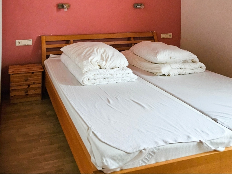 Campingdorf Hofer chalet slaapkamer