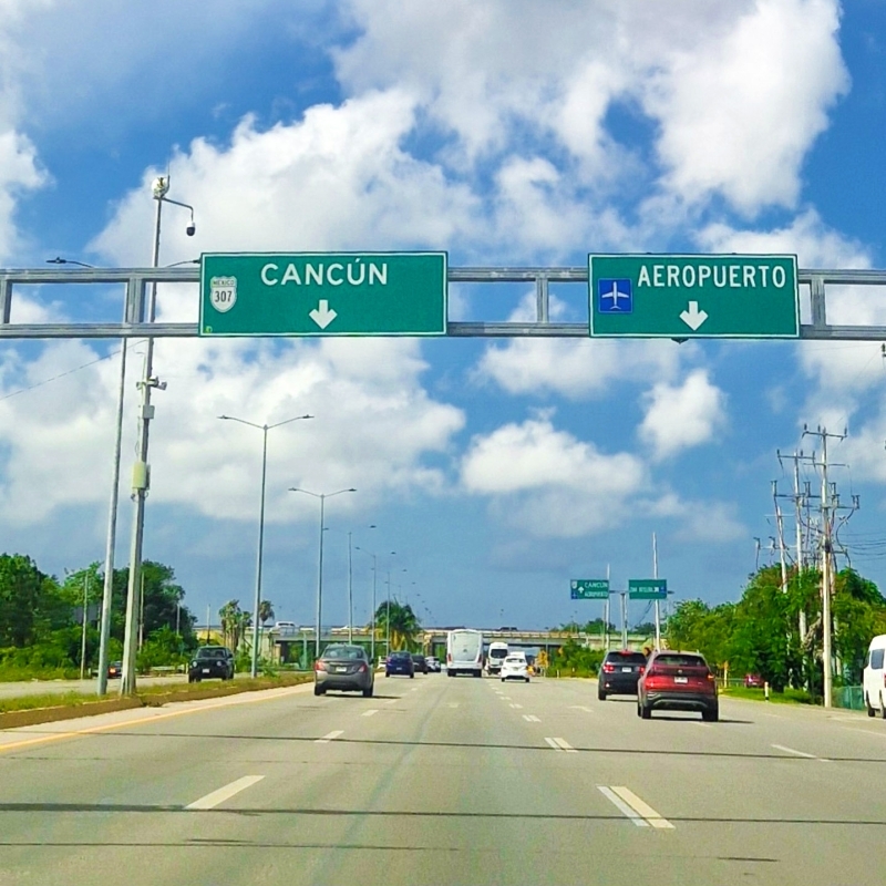 Wegwijzers naar Cancún en luchthaven tijdens aankomst met huurauto