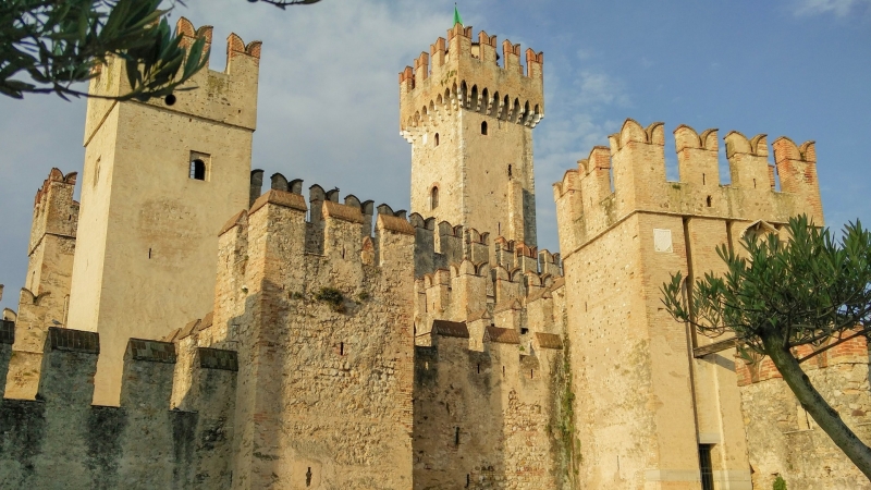 Castello Scaligero, het kasteel van Sirmione aan het Gardameer