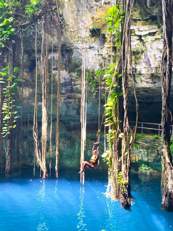 Cenote met tiener in Mexico