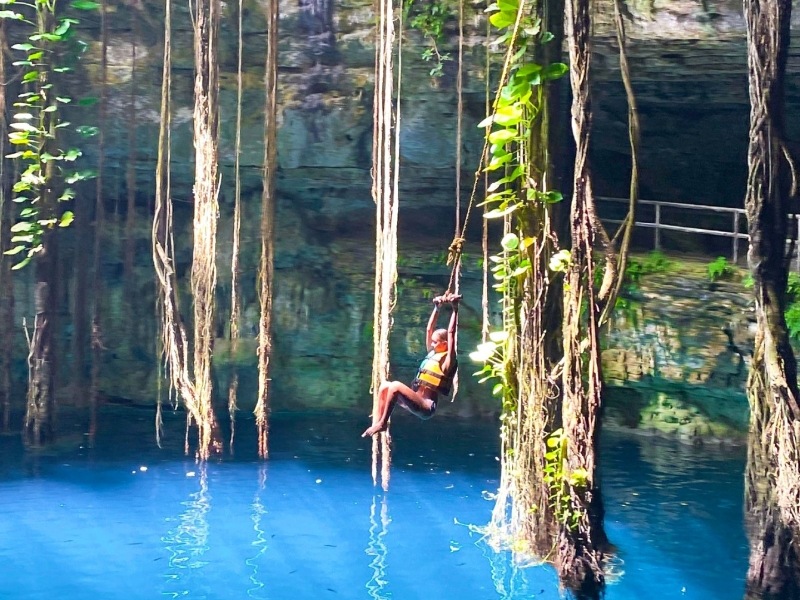 Cenote met tiener in Mexico