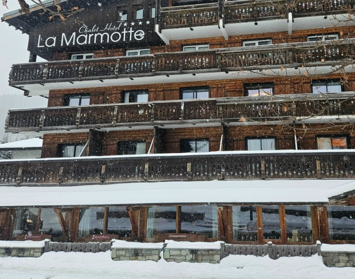 Chalet-Hôtel La Marmotte Les Gets buitenkant in sneeuw