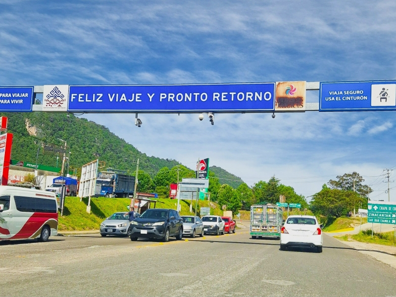Verkeersbord Feliz Viaje y Pronto Retorno langs de weg in Chiapas