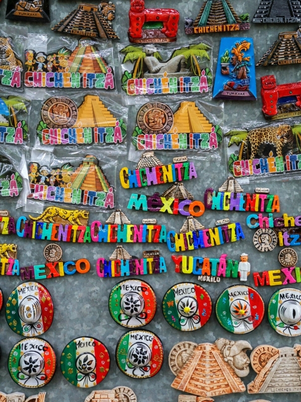 Souvenirmarkt bij Chichén Itzá Souvenirstalletjes langs het pad bij Chichén Itzá met kleding, beeldjes en bezoekers.