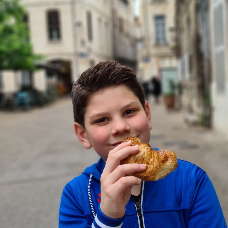 Croissant eten Zuid-Frankrijk met kids