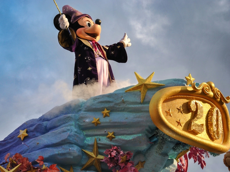 Mickey Mouse op een paradewagen in Disneyland Parijs