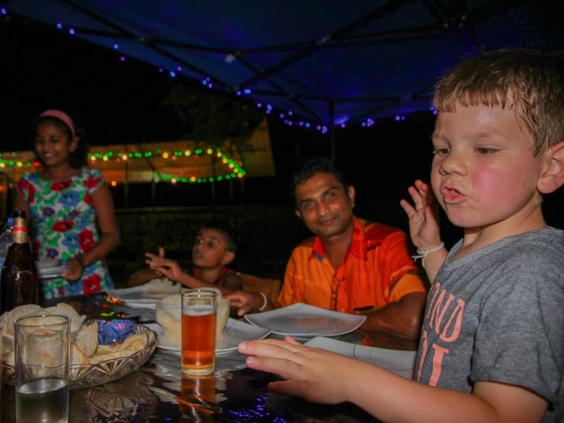 Egg hopers eten met kinderen