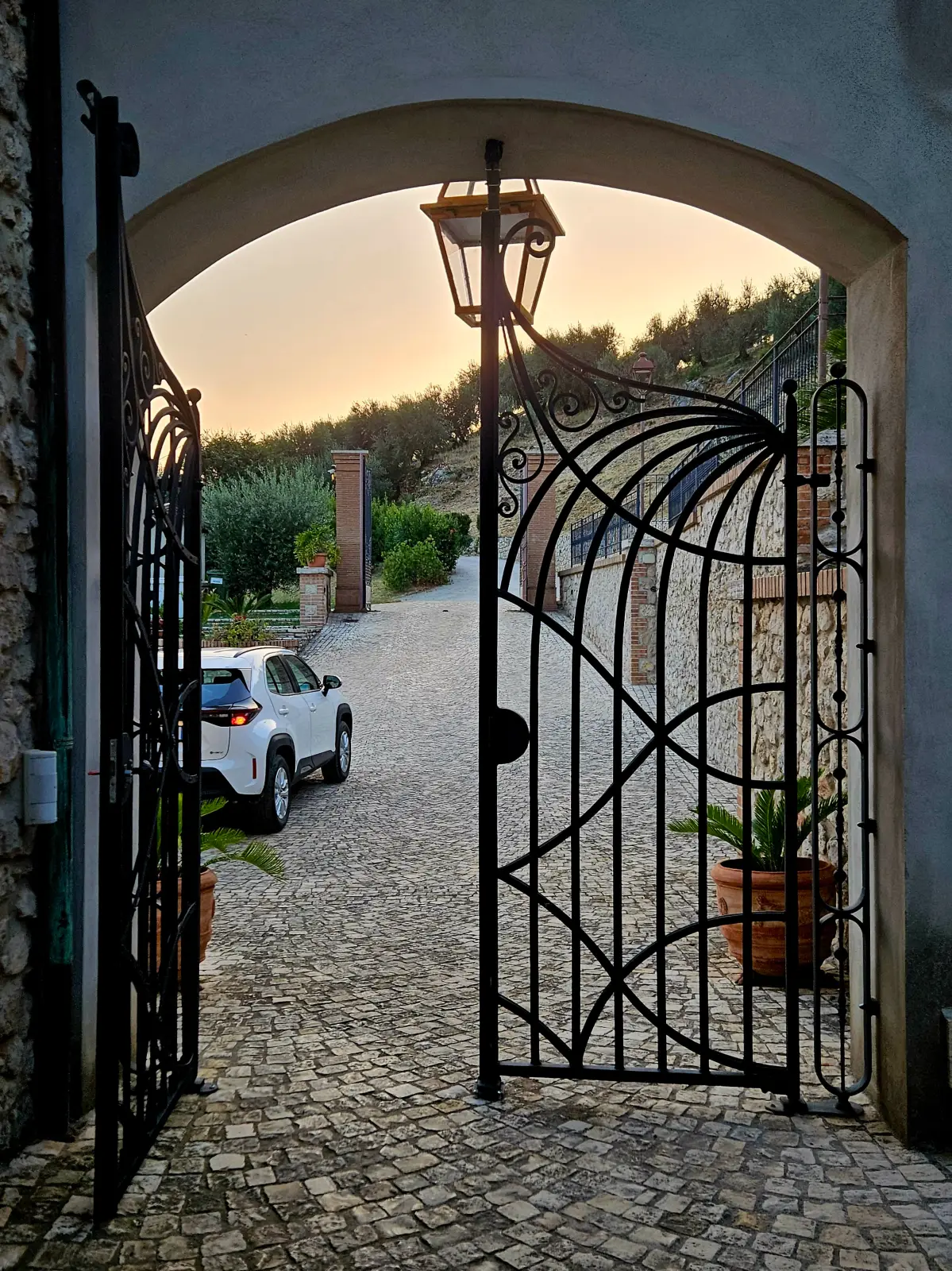 Entree van Casale dei Priori in Rocca Massima