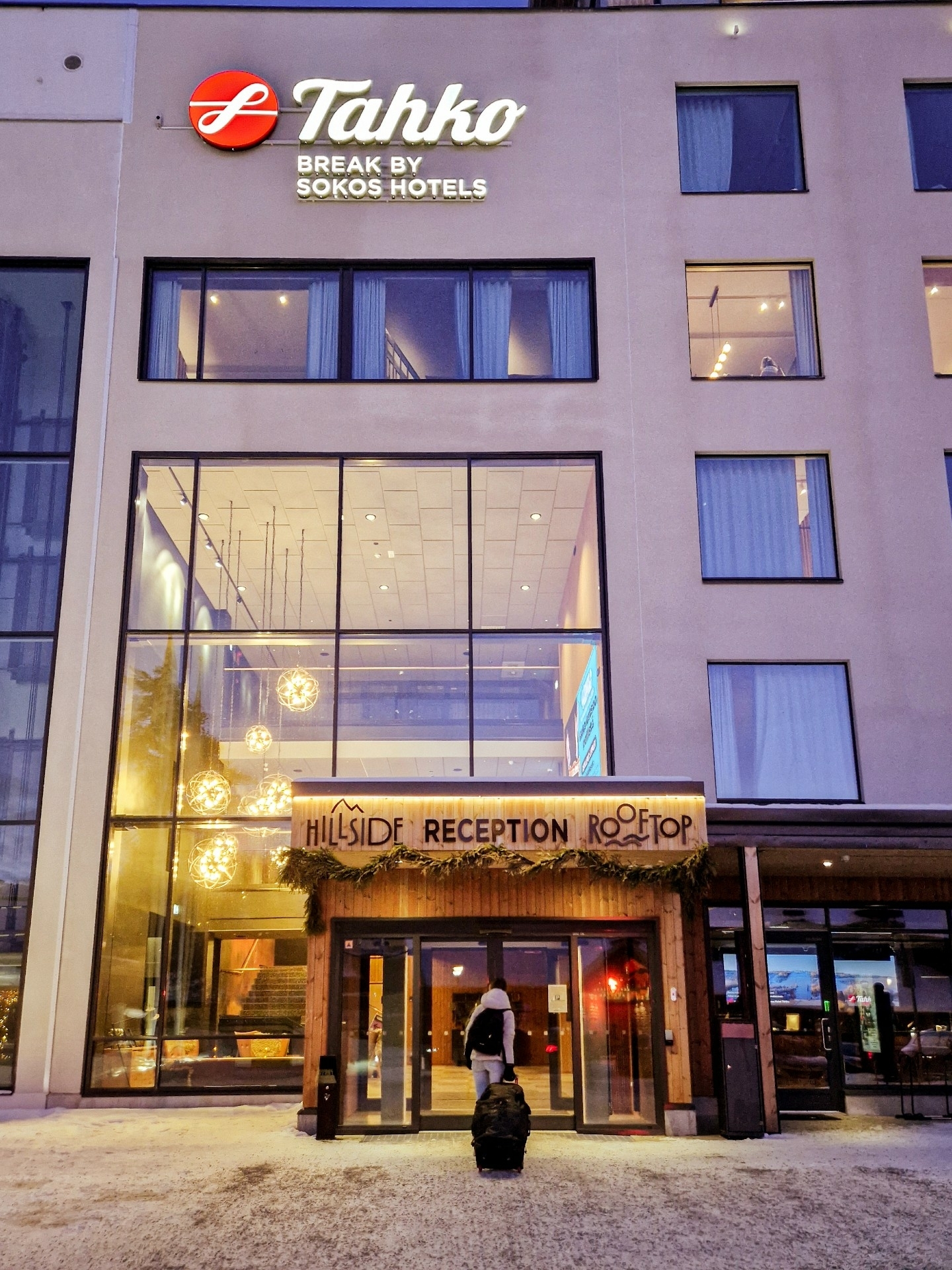 Buitenaanzicht van Break Sokos Hotel Tahko met ingang, receptie en rooftop wellness