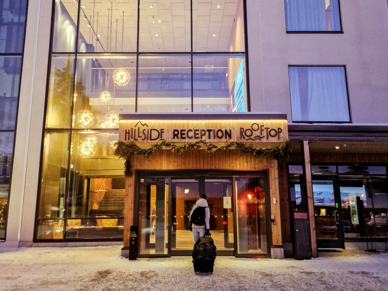 Buitenaanzicht van Break Sokos Hotel Tahko met ingang, receptie en rooftop wellness