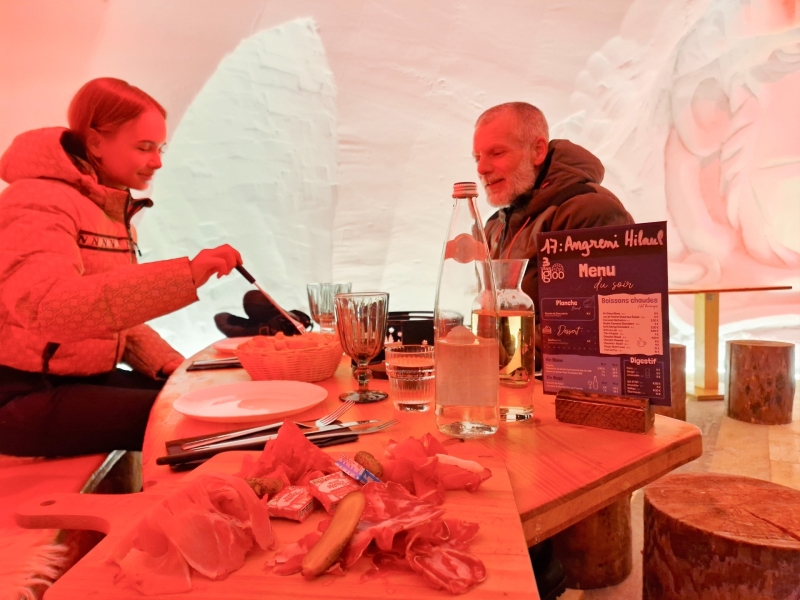 Kaasfondue eten in iglo wintersport Kaasfondue eten in iglo wintersport