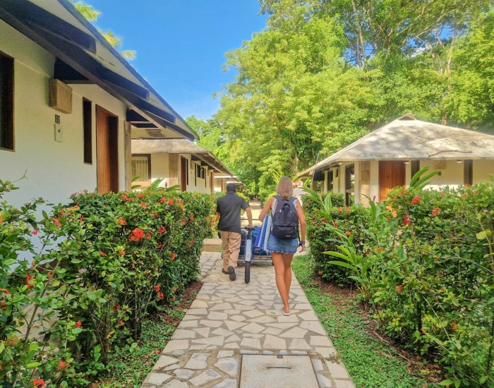 Familie wandelt over de junglepaadjes van Chan Kah Familie wandelt over de junglepaadjes van Chan Kah