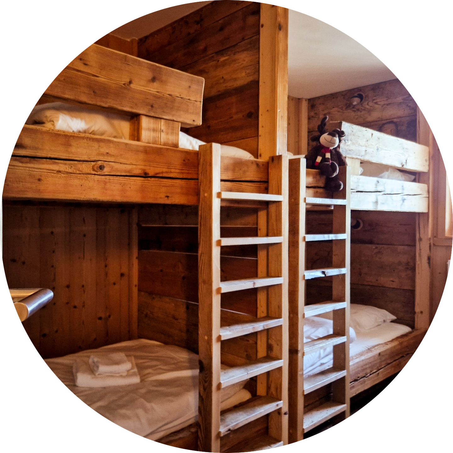 Familiekamer met houten stapelbedden in ecolodge Le Toî du Monde in de Franse Alpen