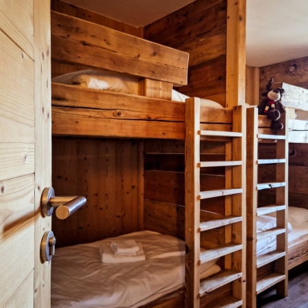 Familiekamer met stapelbedden bij Le Toî du Monde in de Franse Alpen Familiekamer met houten stapelbedden in ecolodge Le Toî du Monde in de Franse Alpen
