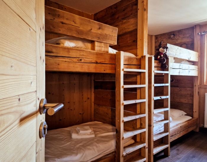 Familiekamer met houten stapelbedden in ecolodge Le Toî du Monde in de Franse Alpen