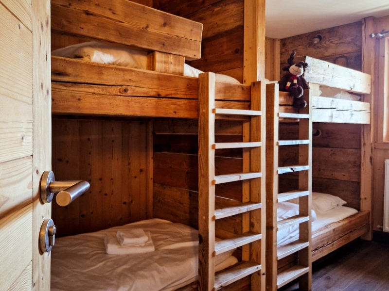 Familiekamer met houten stapelbedden in ecolodge Le Toî du Monde in de Franse Alpen